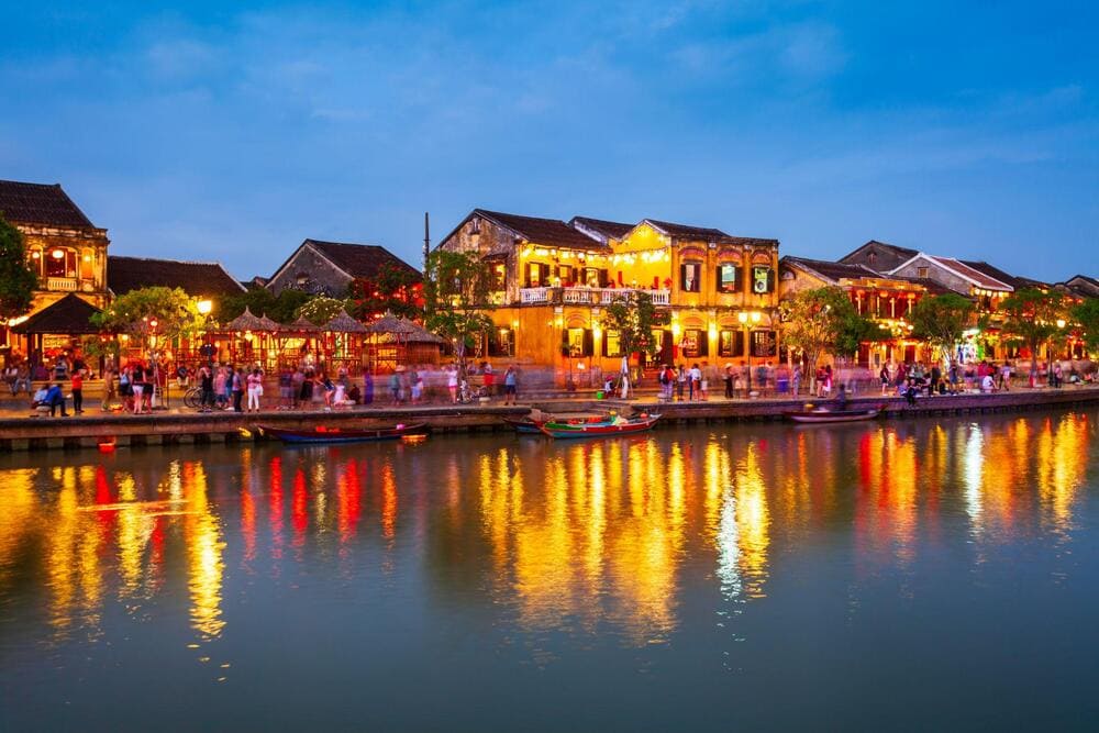 Explore centuries-old streets in Hoi An Ancient Town, perfect for leisurely walks and admiring historic architecture and vibrant street art (Source: Freepik)